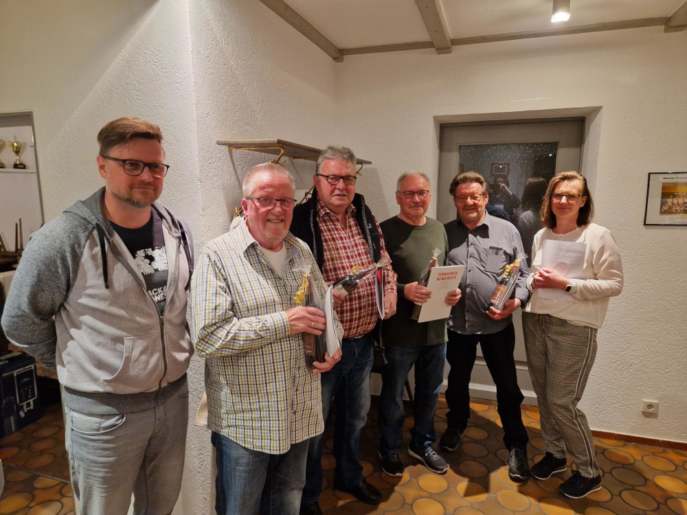 Im TV Vereinsheim auf dem Häldele sind die geehrten in einer Reihe vor dem Eingang und der Garderobe aufgestellt. Von links nach rechts stehend, Vereinsvorsitzender Andreas Worms, Gerd Schröder, Bernd Fuchs, Karl-Heinz Schilling, Rolf Buschle und Vereinsvorsitzende Anja Würthner.