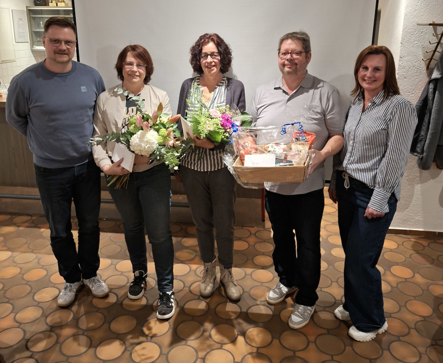 Bei der Jahreshauptversammlung im Vereinsheim auf dem Häldele, stehen vor der heruntergelassenen Leinwand nebeneinander beginnend von links nach rechts, der Vereinsvorsitzender Andreas Worms, Jutta Worms, Bernadette Aicher, Christoph Schiele und die Vereinsvorsitzende Anja Würthner.